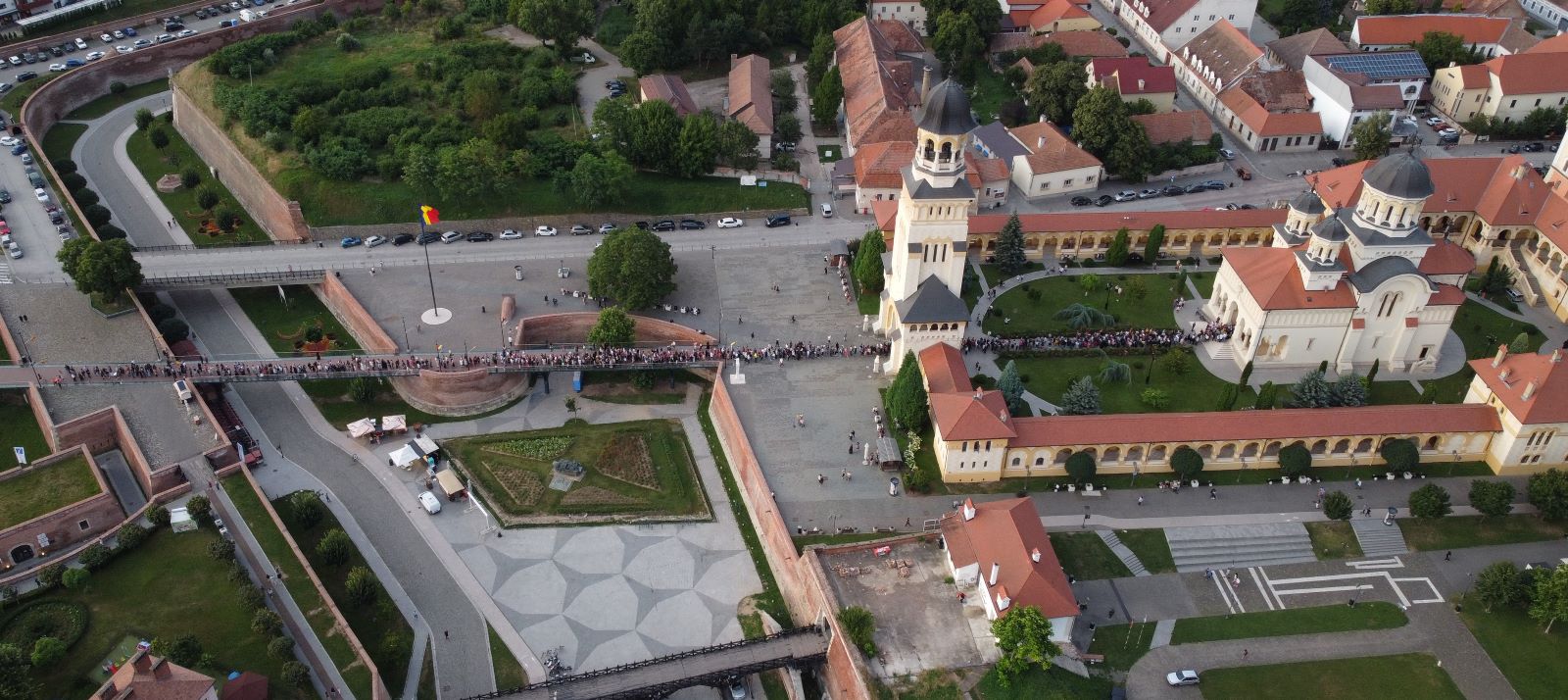 Mii de credincioși au așteptat în rând pentru a se ruga la moaștele Sf. Ana / Foto: Arhiepiscopia Ortodoxă Română a Alba Iuliei