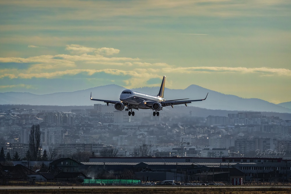 Avion care aterizează pe Aeroportul Internațional Cluj. Foto: Facebook  Aeroportul Internațional Avram Iancu Cluj