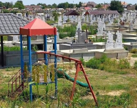 Loc de joacă între morminte / Foto: Facebook - Bogdan Berneanu