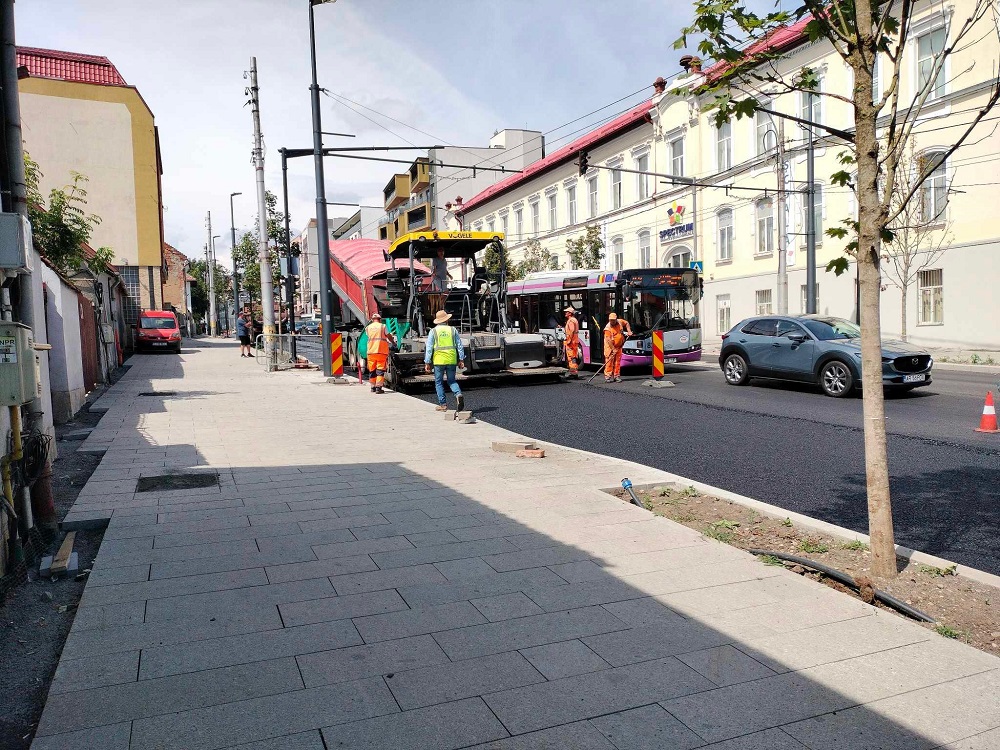 Muncitorii toarnă asfalt pe Calea Mănăștur. Foto: monitorulcj.ro