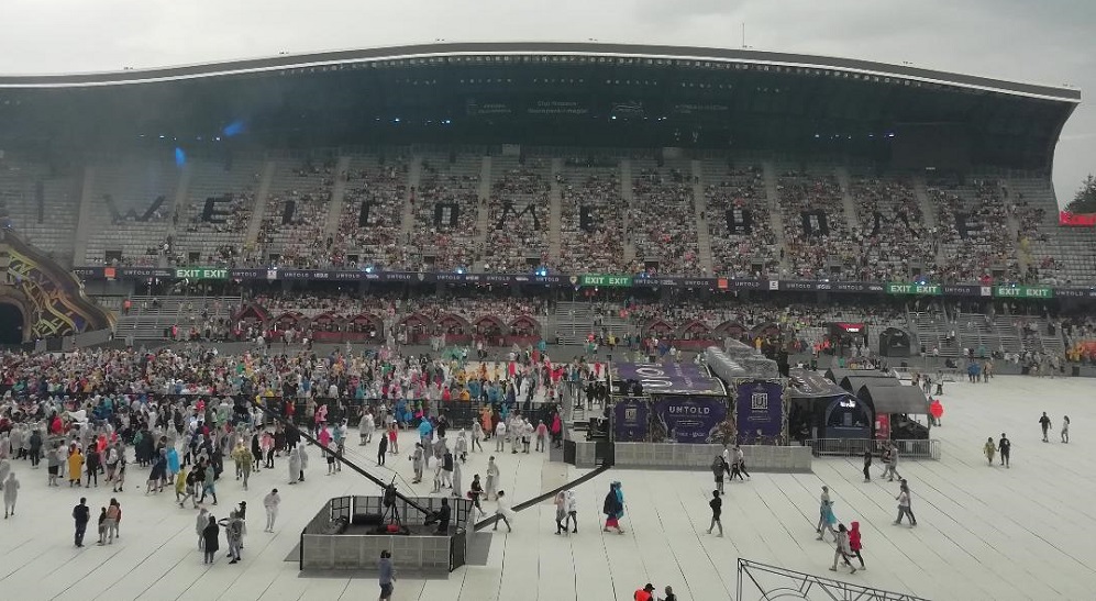 Oameni cu pelerine pe Cluj Arena la festivalul Untold în 2019. Foto: arhivă monitorulcj.ro