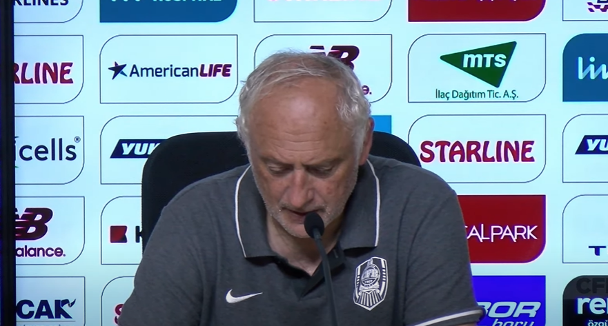 Andrea Mandorlini în timpul conferinței de presă după meciul cu Adana Demirspor