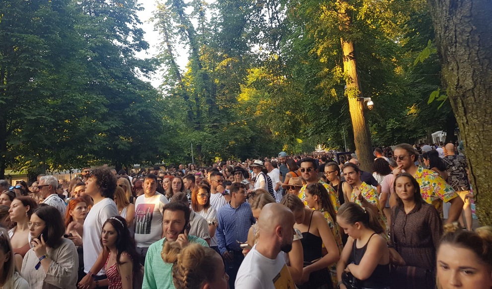 Cozi imense în Parcul Central la intrarea în Untold. Foto: monitorulcj.ro