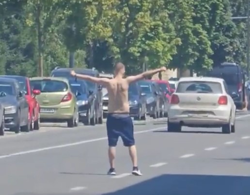 Bărbat la bustul gol