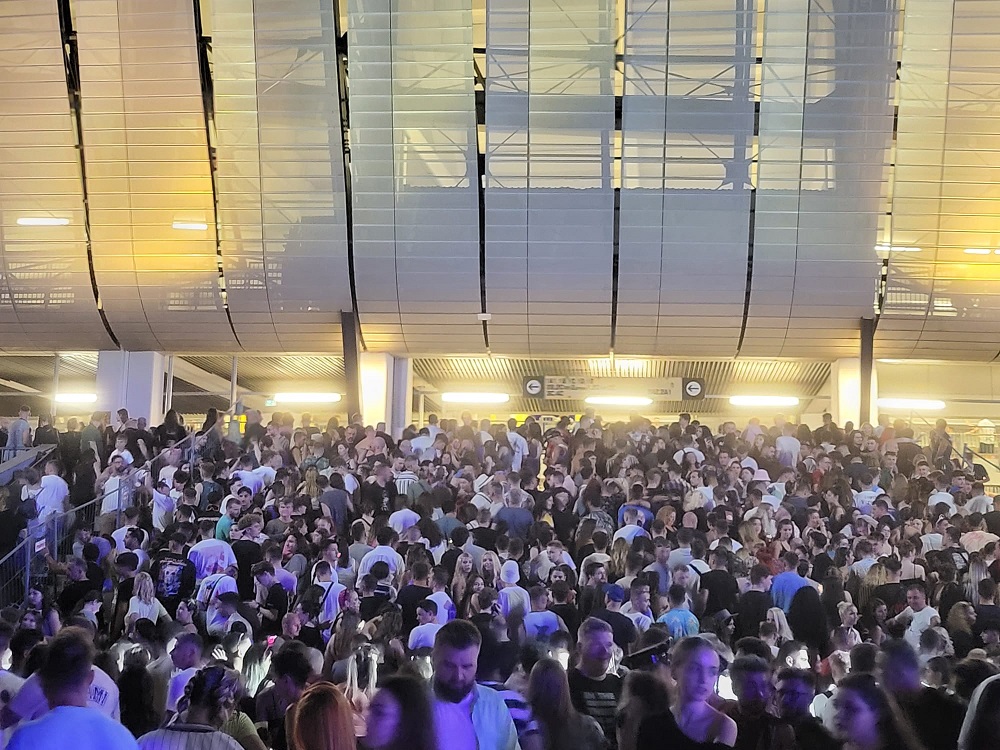 Cozi infernale la intrarea pe Cluj Arena în timpul concertului Imagine Dragons. Foto:  Lovassy Cseh Tamás