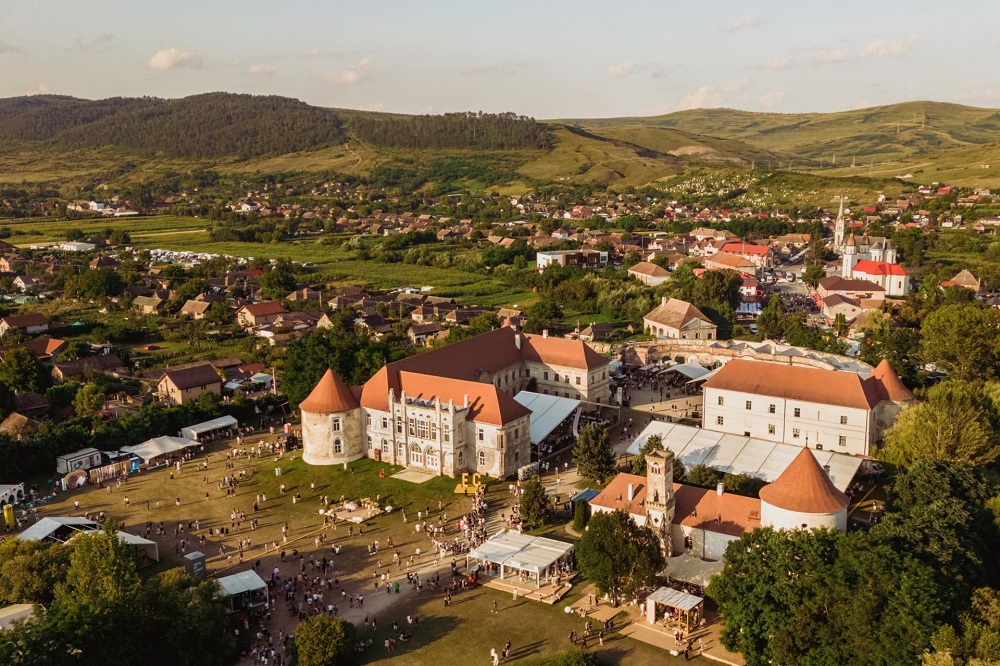 Castelul Bánffy din Bonţida este locul de întâlnire în fiecare an al celor care iau parte la Electric Castle. Foto: Facebook Electric Castle