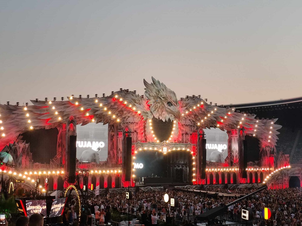 DJ-ul Tujamo a încheiat ziua de vineri pe Cluj Arena...sâmbătă dimineața. Festivalierii rezistă. Foto: monitorulcj.ro