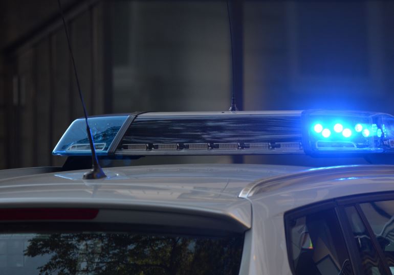Mașină de poliție cu semnalele luminoase în funcțiune/Foto: pexels.com