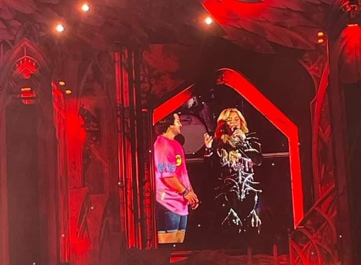 Alex Boariu alături de cântăreața Bebe Rexha/ Foto: arhivă personală