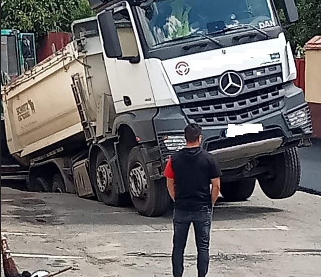 Camion înghițit de pământ în județul Sibiu / Foto: Facebook - Cisnadia Adevărată