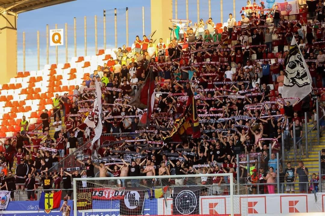 Suporterii echipei CFR Cluj cu fulare în mână/FOTO: Facebook - A.I.S.C.P