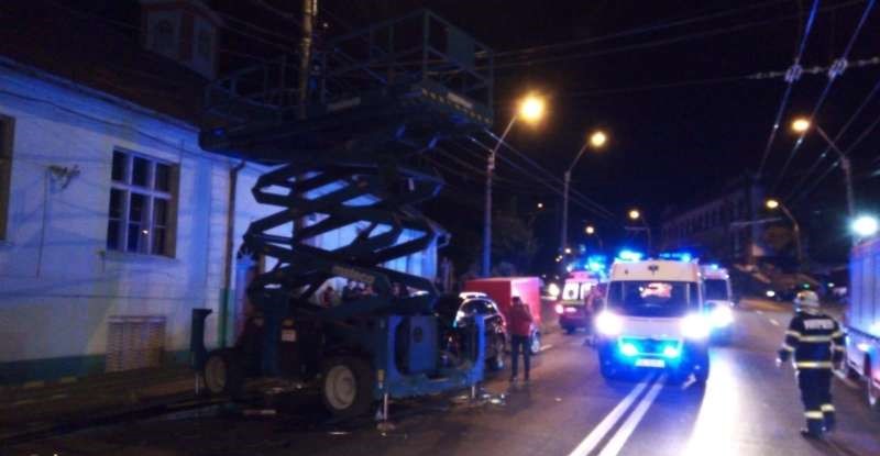 Patru muncitori care lucrau la reţeaua electrică a troleibuzelor în Mediaş au fost răniţi miercuri seara/ Foto: ISU Sibiu