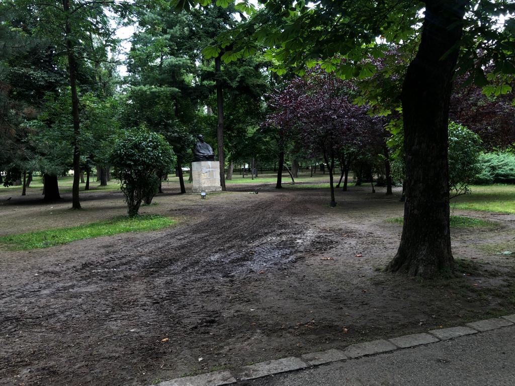 Parcul Central s-a transformat din spațiu verde în spațiu maro după UNTOLD / Foto: monitorulcj.ro