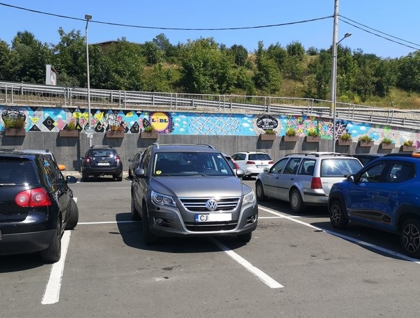 Parcare de toată jena la un magazin din Cluj-Napoca / Foto: Info Trafic Cluj-Napoca