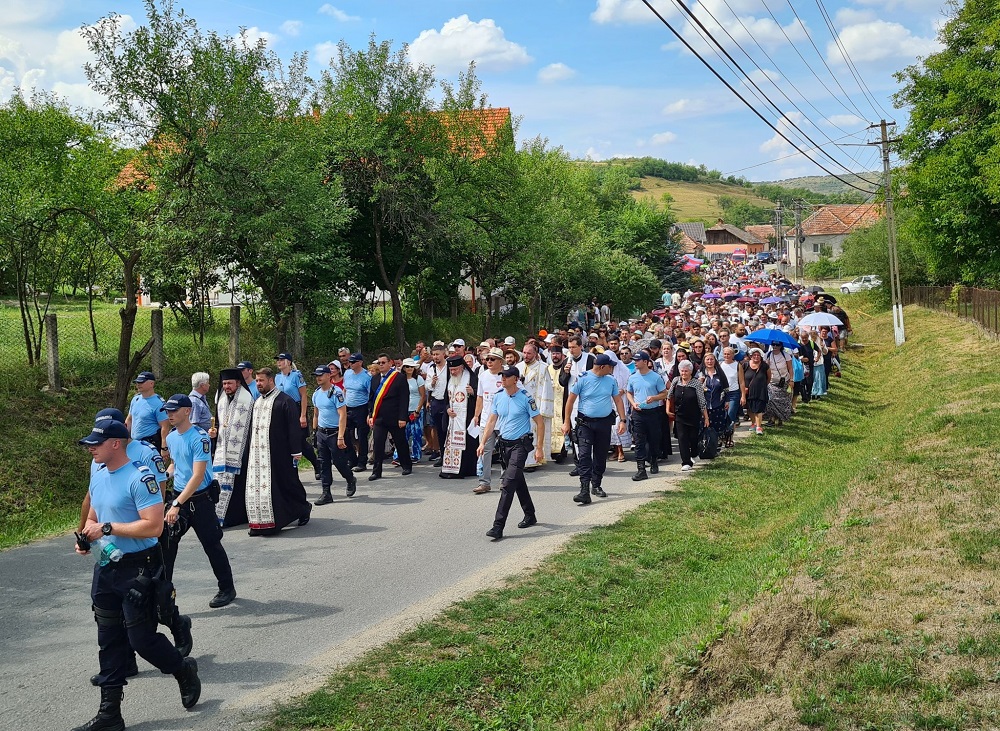 Procesiune 6 km. pe jos între Gherla și Mănăstirea Nicula în frunte cu Mitropolitul Clujului. Foto: Facebook Mitropolia Clujului