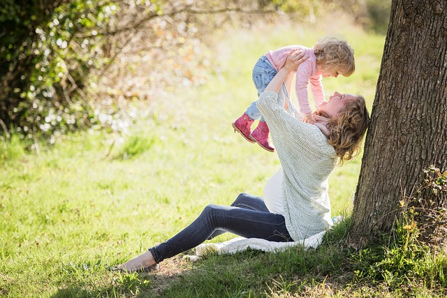 Mamă care se joacă cu copilul/ Foto: pixabay.com