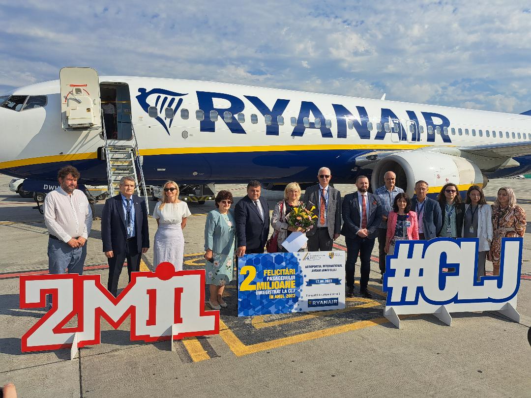 Pasagerul cu 2 milioane sărbătorit pe Aeroportul Internațional Cluj. Foto: monitorulcj.ro