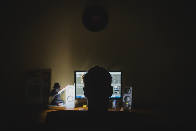Tânăr care se lucrează la calculator/ Foto: pixabay.com