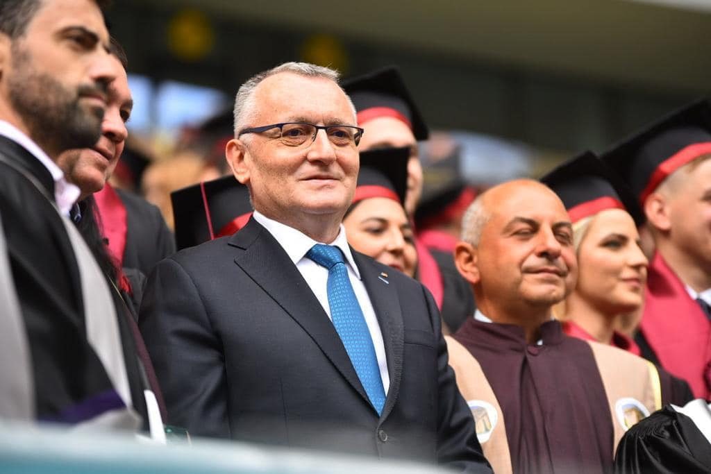 Statul român subvenționează „fabrici de diplome” conduse de rectori dubioși
