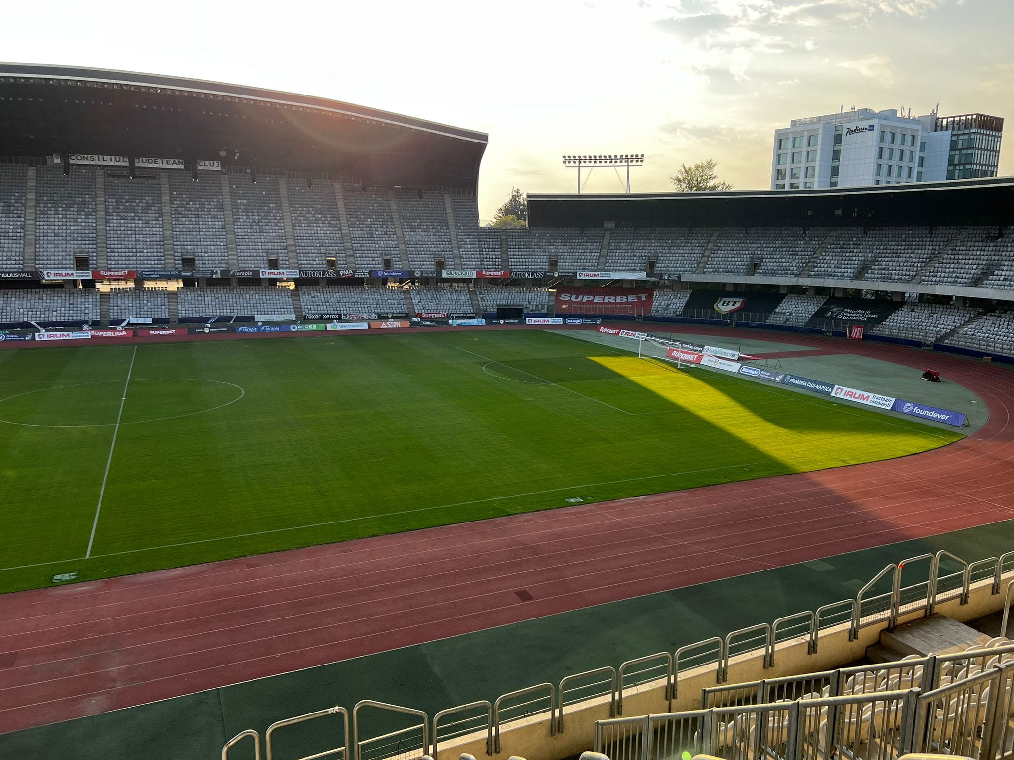 Gazonul de pe Cluj Arena este pregătit pentru confruntarea rivalelor din oraș. FOTO: Facebook/ Alin Tișe