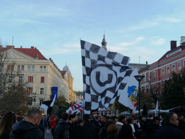 Fanii „U” Cluj în Piața Unirii/ Foto: monitorulcj.ro