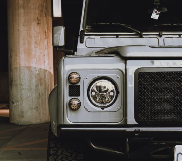 în imagine: Land Rover gri/Foto: pexels.com