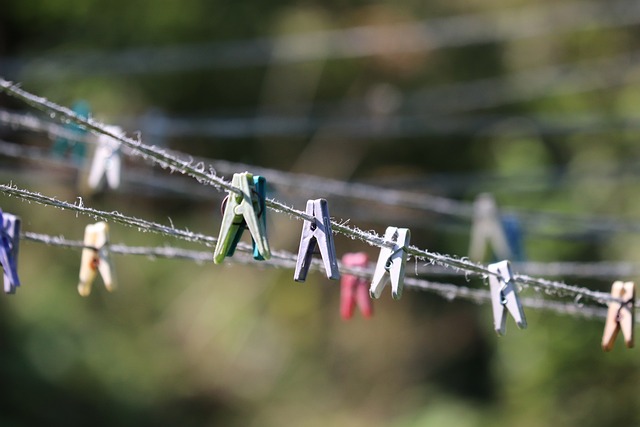 Copilul a fost salvat miraculos de o sârmă unde se întind rufele/ Foto: pixabay.com