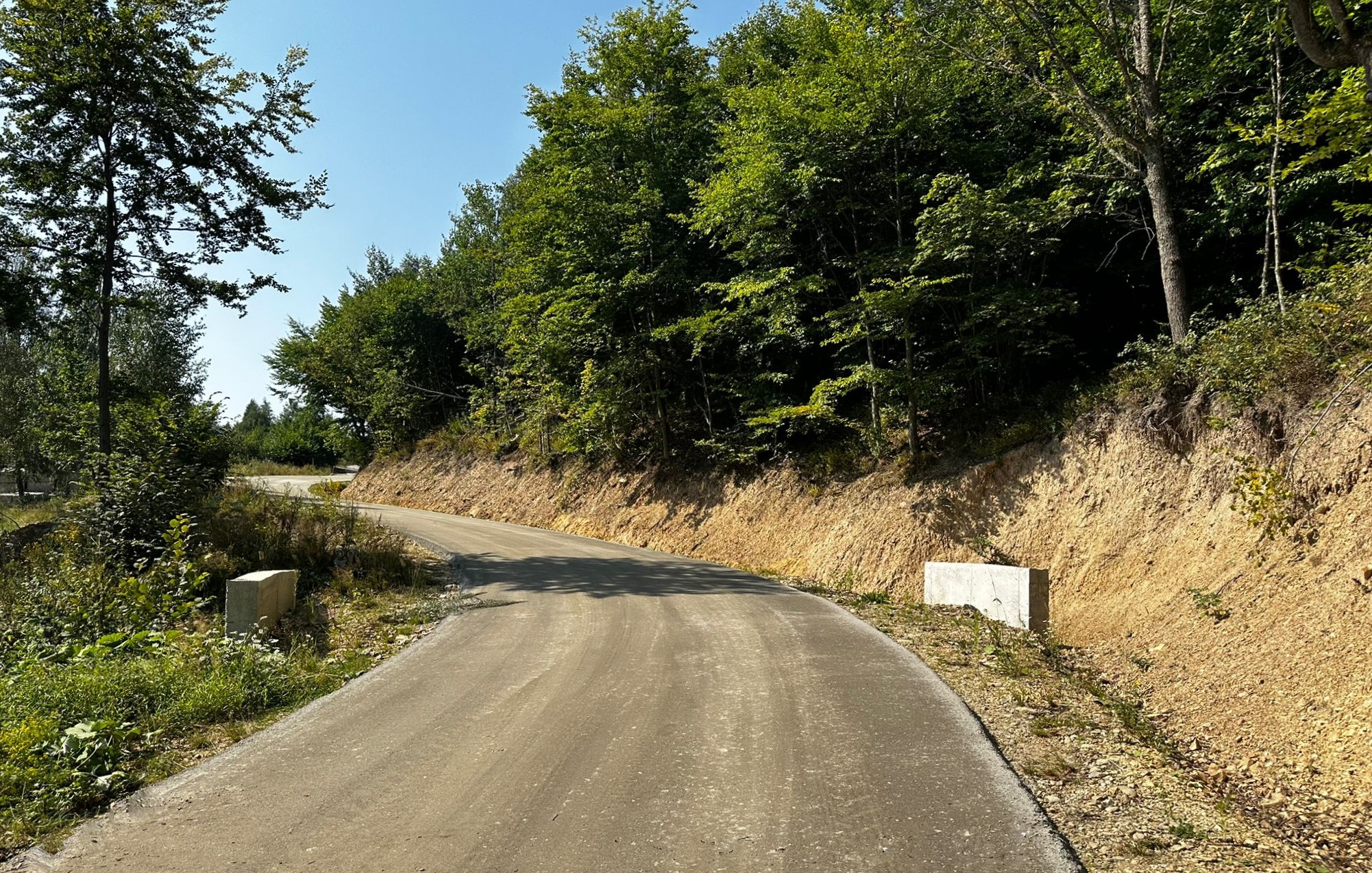 Se asfaltează drumul Valea Ierii - Finișel - Plopi. FOTO: CJ Cluj