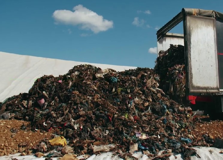Miroase a gunoi în tot Clujul / Foto: captură video - CJ Cluj