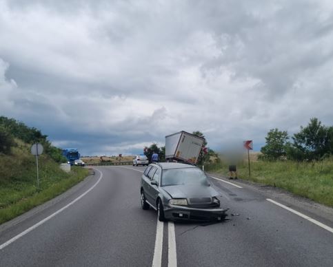 Două persoane primesc îngrijiri medicale de la un echipaj de pe ambulanță după un accident lângă Izvoru Crișului / Foto: IPJ Cluj