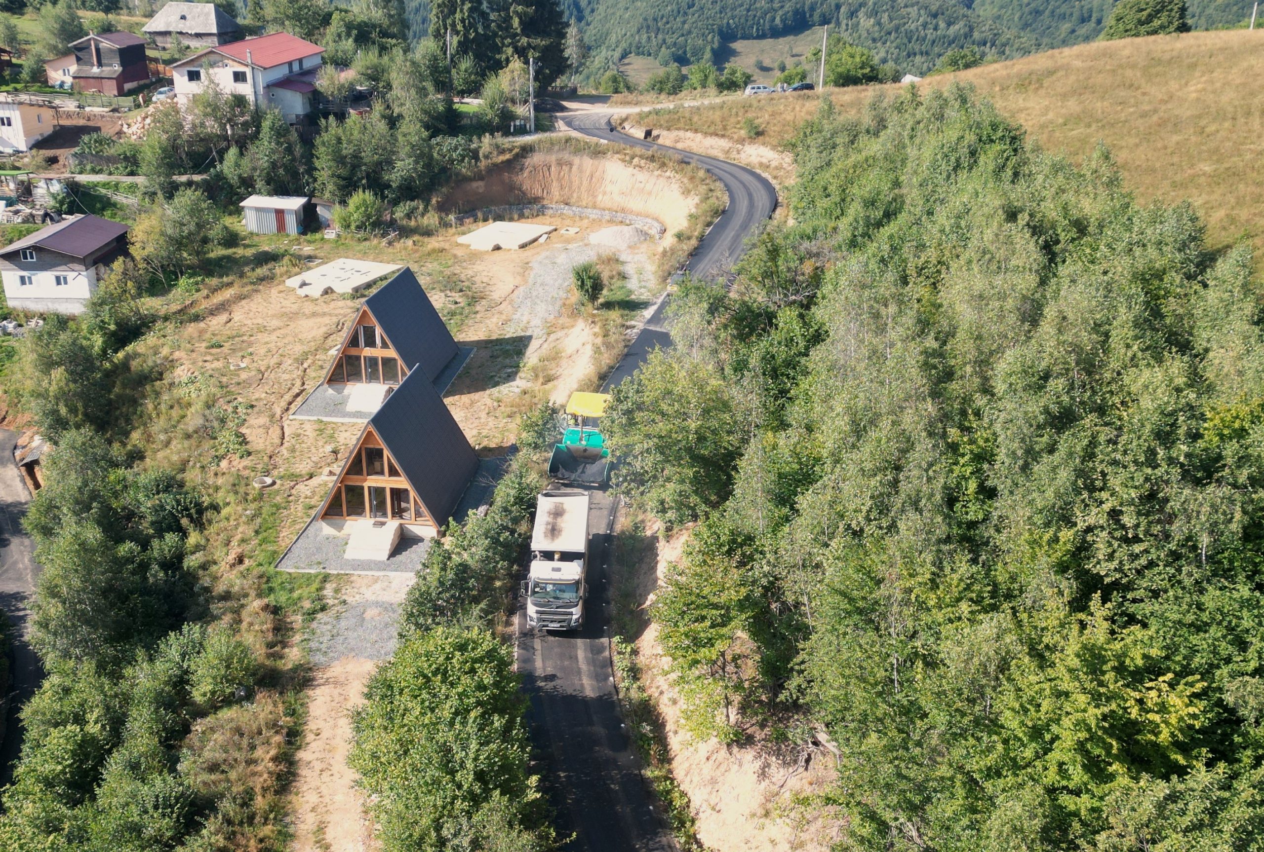 Se toarnă asfalt pe drumul Valea Ierii - Finișel - Plopi. FOTO: CJ Cluj