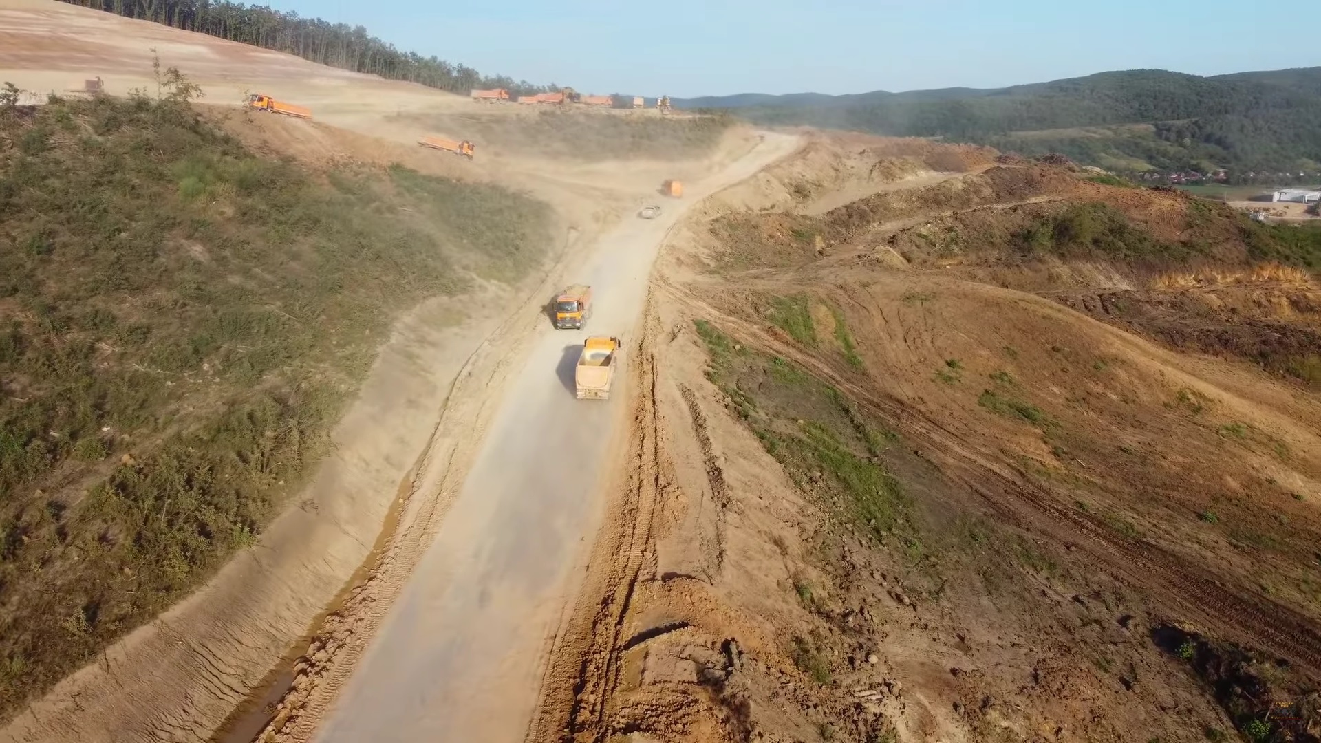 UMB lucrează și noaptea pentru mutarea dealului Zimbor de pe A3! FOTO: Captură Youtube