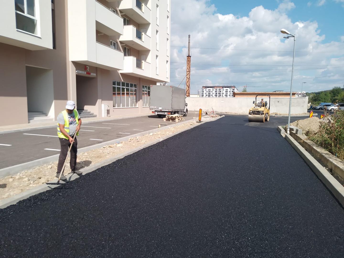 S-a turnat asfaltul pe strada Avram Iancu! FOTO: Facebook/ Bogdan Pivariu
