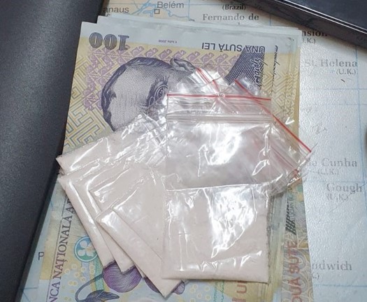 Persoană care vindea droguri când se afla în arest la domiciliu
