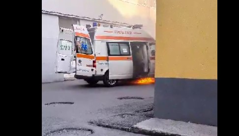 O ambulanță ia foc în fața spitalului / Foto