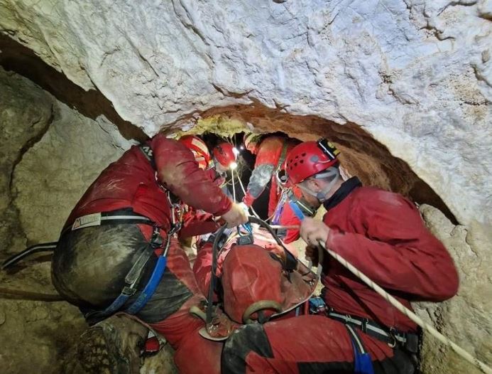 Intervenție salvamontiști pentru salvarea unui turist rănit/Foto: Salvamont Salvaspeo Bihor Facebook.com