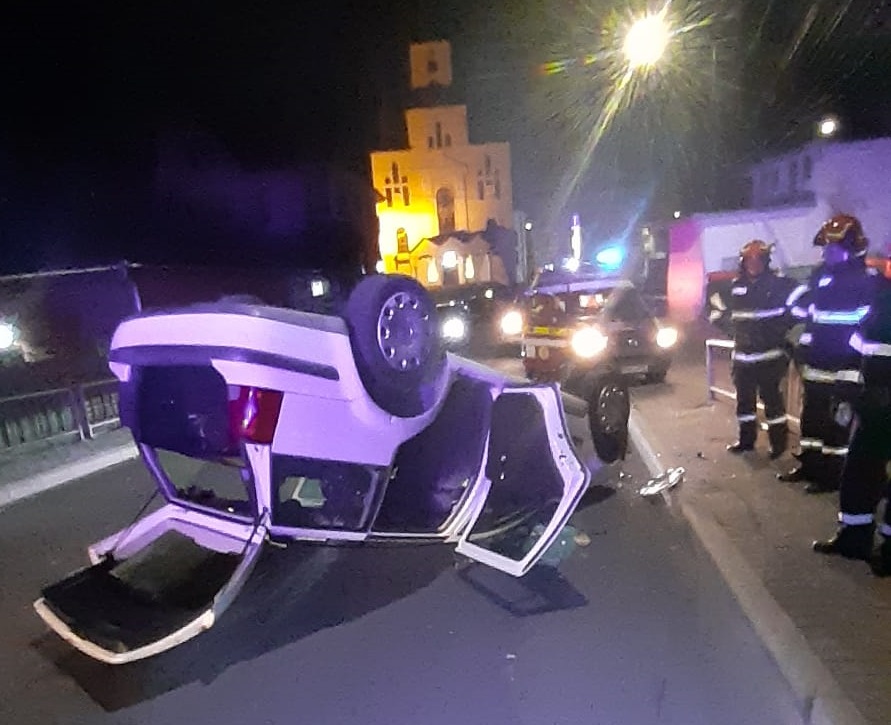 Mașină răsturnată sâmbătă dimineața la Dej. Au intervenit pompierii. Sursă foto: ISU Cluj