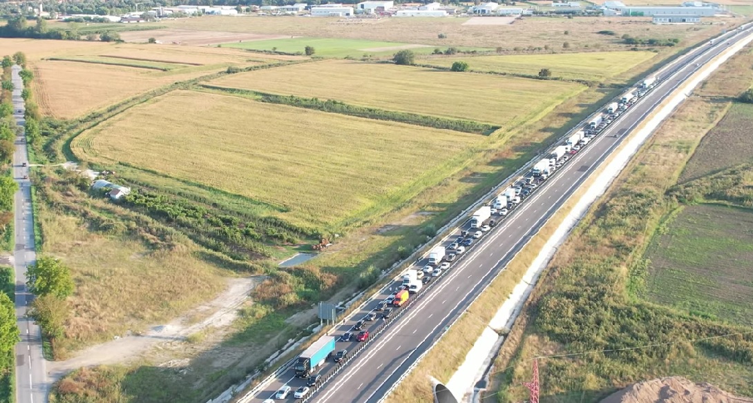 Coadă de mașini pe kilometri întregi pe Autostrada Sebeș-Turda în zona Alba Iulia. Foto: captură video YouTube