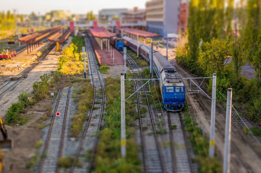 Un tren depășește gara