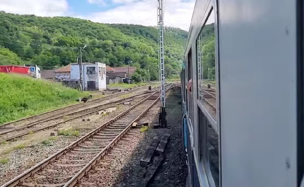 Filmare de pe traseul Ciucea - Cluj Napoca. Traseul care ar fi prima electrificată pe o magistrală intensă. Foto: Youtube Valter Patric