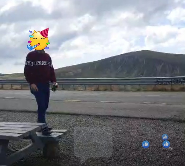 Un turist s-a filmat dansând pe o bancă pe Transalpina. Foto: Facebook DRDP Craiova