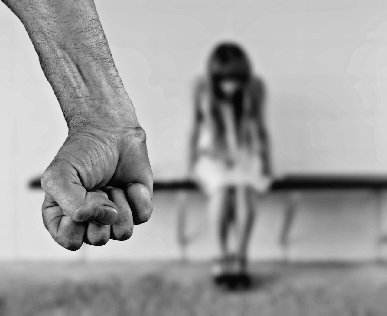 O fată de 17 ani a fost agresată fizic și violată de către un bărbat