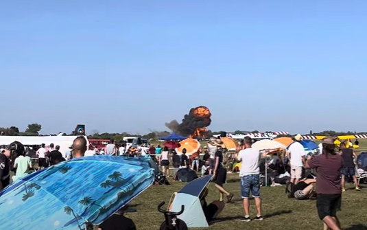 Un avion de mici dimensiuni s-a prăbuşit în timpul unui show aviatic duminică în Ungaria/ Foto: captură ecran video  Gabor Varadi - YouTube