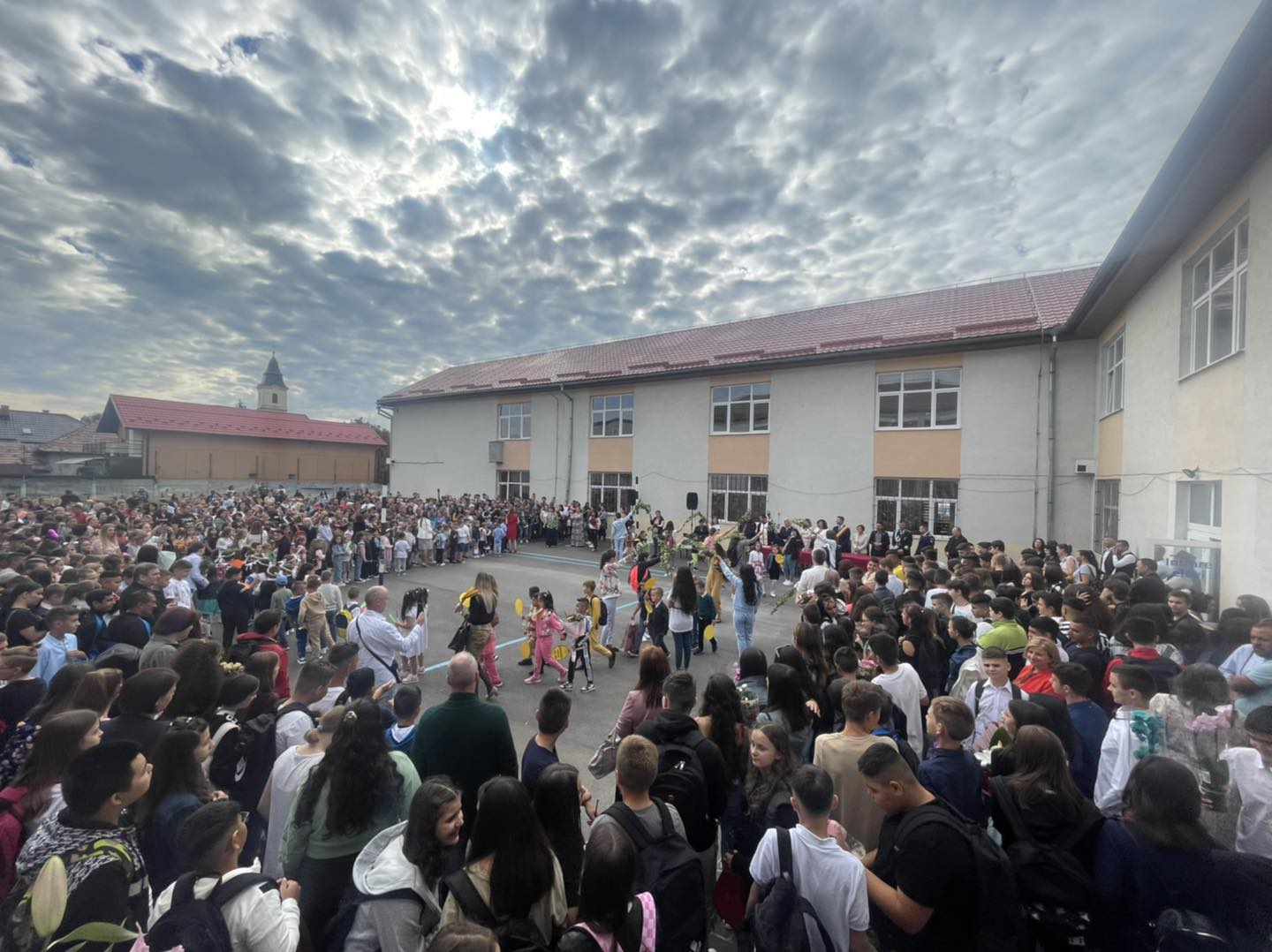 Elevii au zile de cursuri mai puțin de jumătate de an / Foto: arhivă Bogdan Pivariu - Facebook