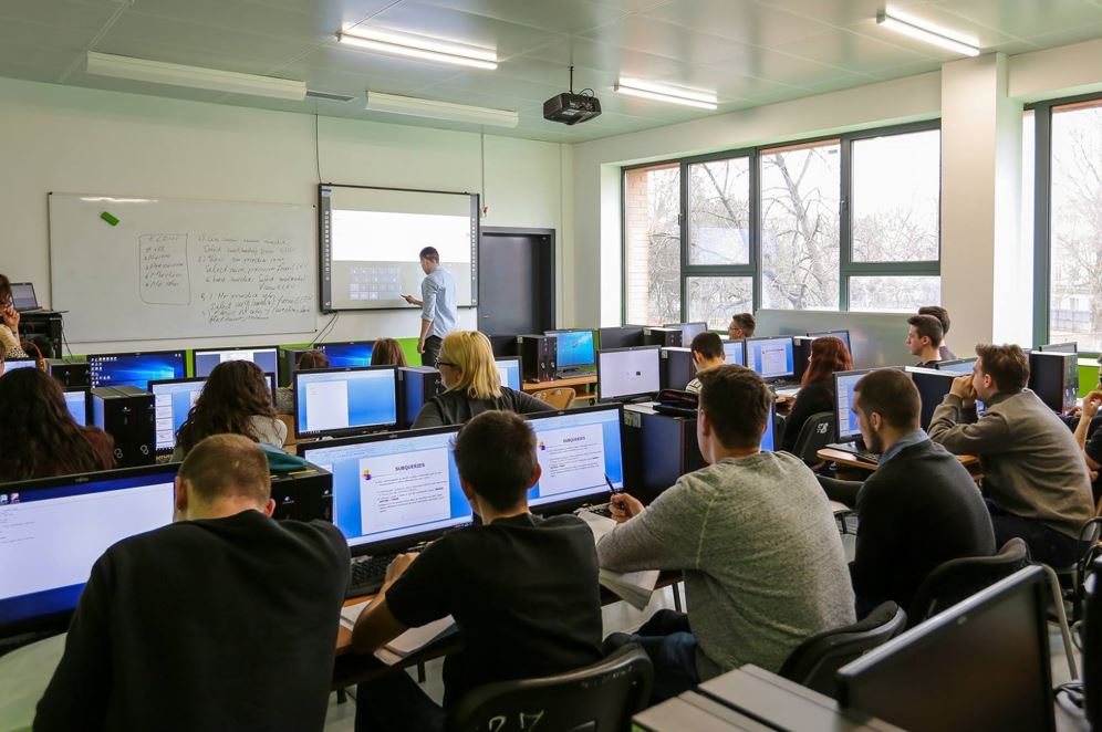 Elevi în sala de clasă/Foto: Emil Boc Facebook.com
