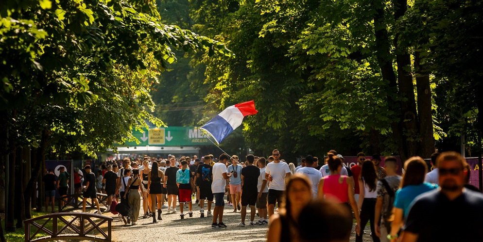 Lume în Parcul Central din Cluj-Napoca așteptând să intre la Untold. Foto: Facebook Municipiul Cluj-Napoca