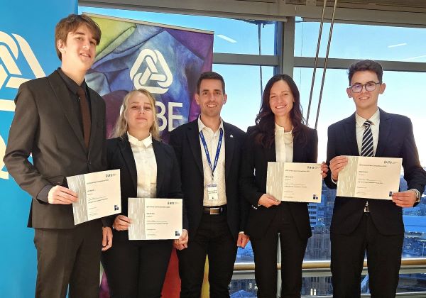 Echipa clujeană a ajuns pe podiumul competiției/ Foto: BBTE Közgazdaság- és Gazdálkodástudományi Kar - Facebook