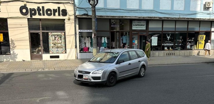 Mașină parcată în mijlocul drumului