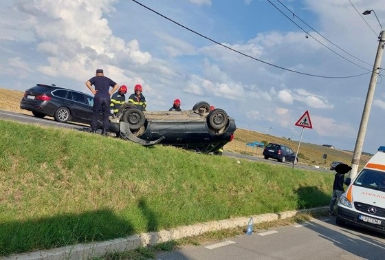Mașină cu roțile în sus