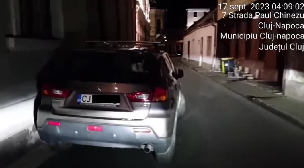 Și-a parcat „bolidul” pe o stradă care era deja îngustă